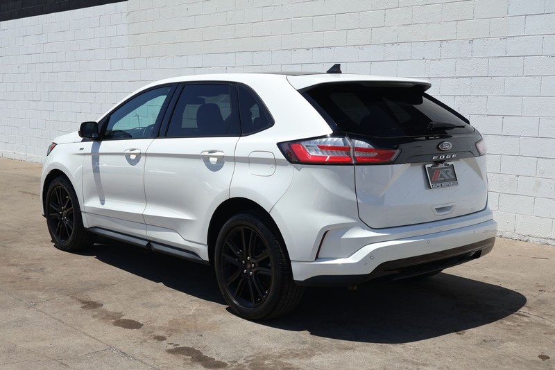 Ford Edge Vehicle Full-screen Gallery Image 12