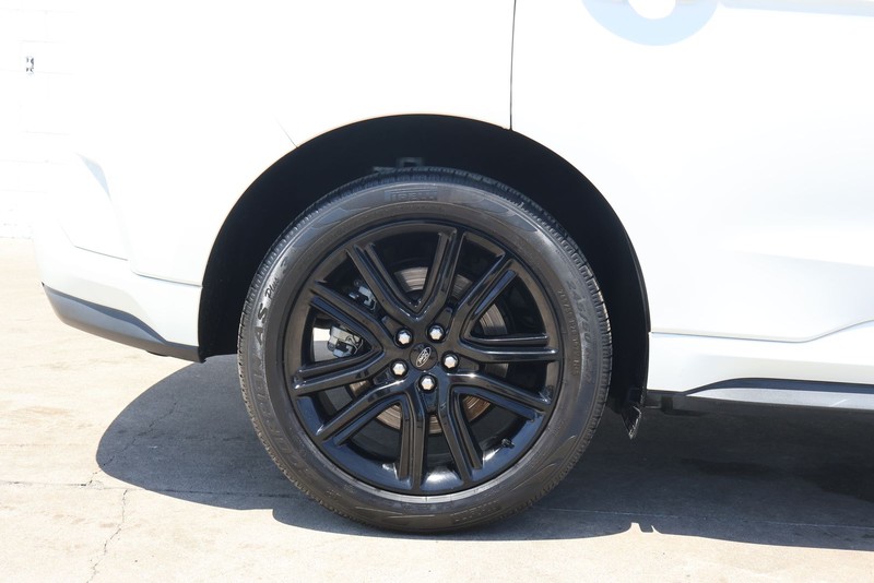 Ford Edge Vehicle Full-screen Gallery Image 17