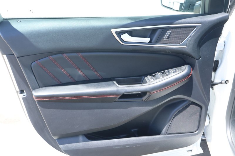 Ford Edge Vehicle Full-screen Gallery Image 18