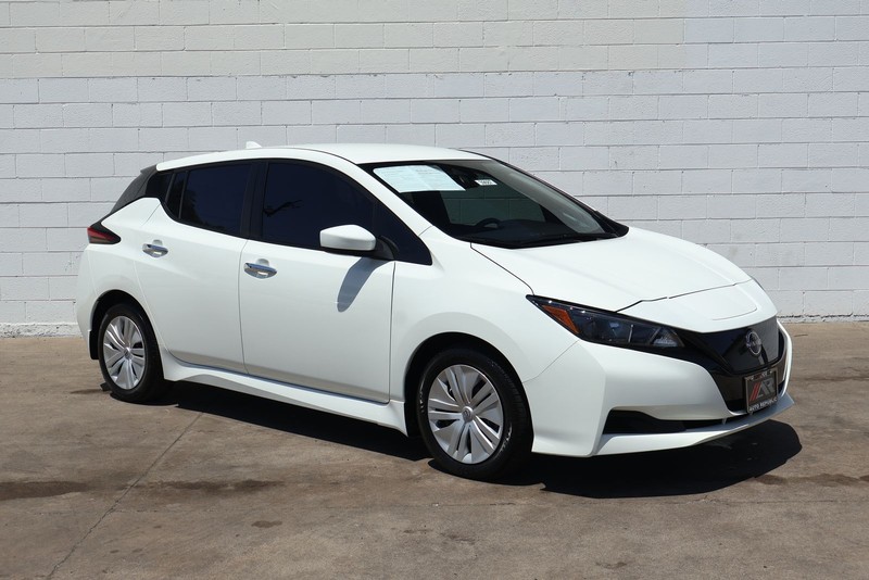 Nissan LEAF Vehicle Full-screen Gallery Image 01