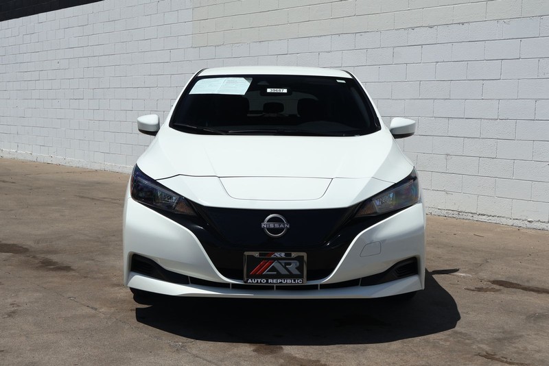 Nissan LEAF Vehicle Full-screen Gallery Image 02
