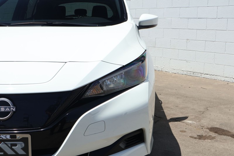 Nissan LEAF Vehicle Full-screen Gallery Image 03