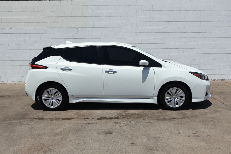 Nissan LEAF Vehicle Full-screen Gallery Image 04