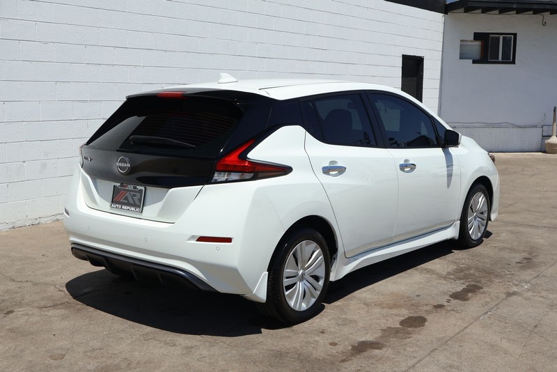 Nissan LEAF Vehicle Full-screen Gallery Image 05