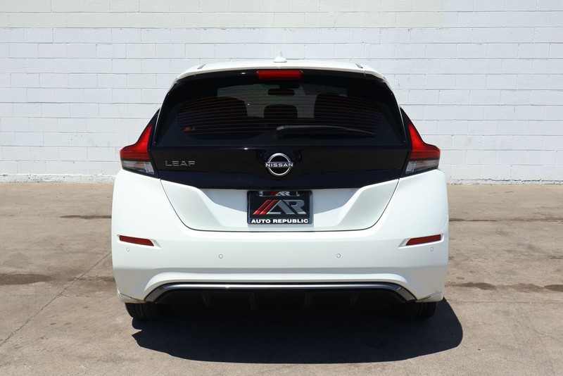 Nissan LEAF Vehicle Full-screen Gallery Image 06