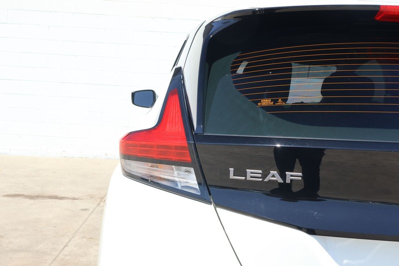 Nissan LEAF Vehicle Full-screen Gallery Image 07