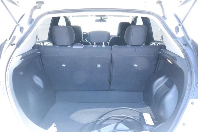 Nissan LEAF Vehicle Full-screen Gallery Image 09