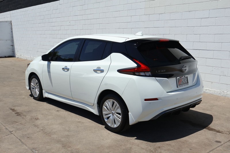 Nissan LEAF Vehicle Full-screen Gallery Image 11