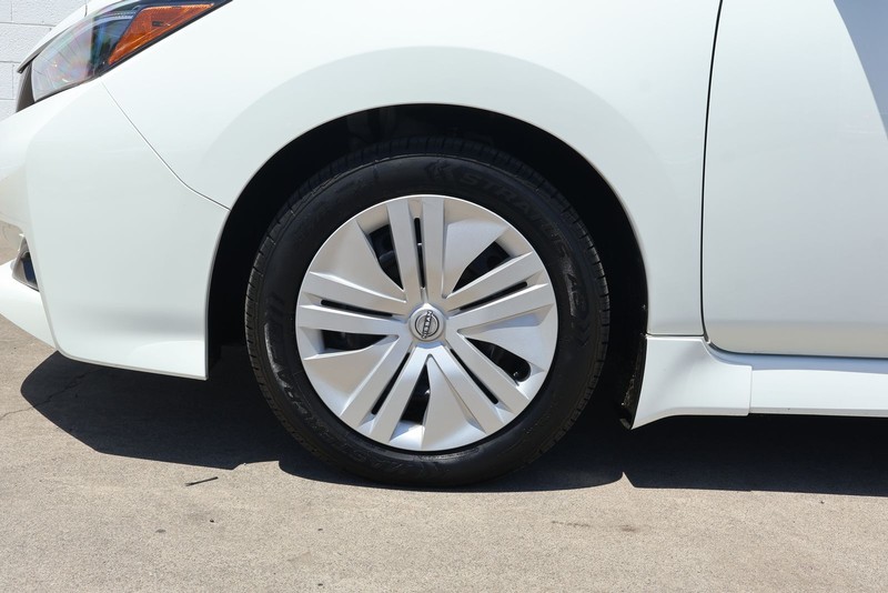 Nissan LEAF Vehicle Full-screen Gallery Image 15