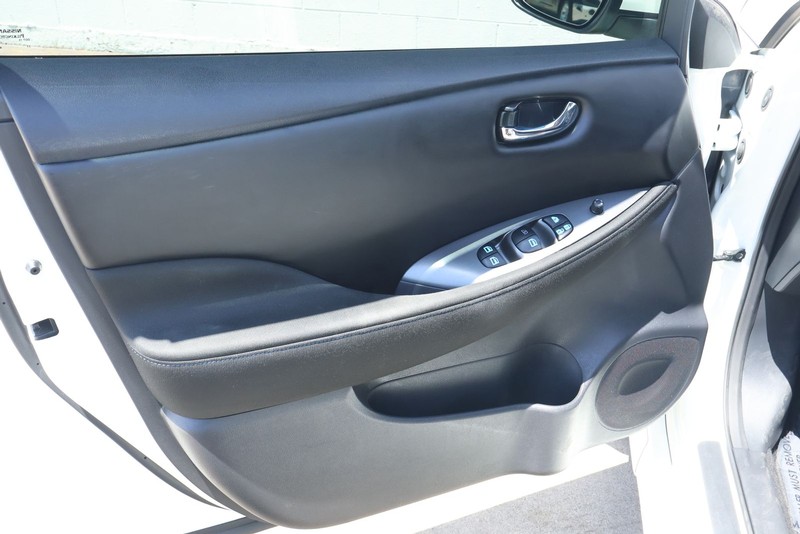 Nissan LEAF Vehicle Full-screen Gallery Image 16
