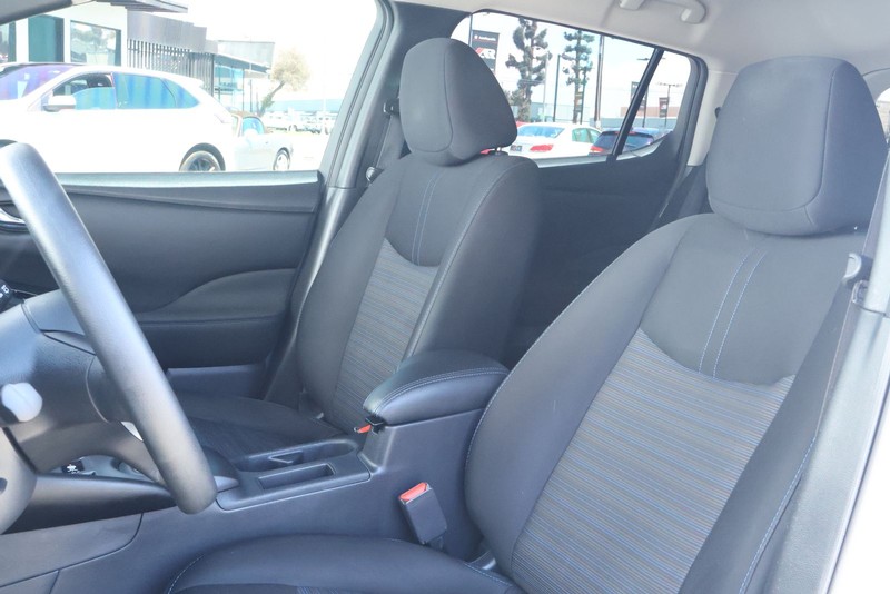 Nissan LEAF Vehicle Full-screen Gallery Image 17