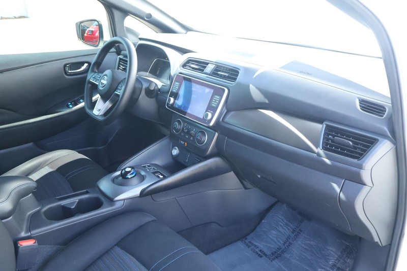 Nissan LEAF Vehicle Full-screen Gallery Image 19