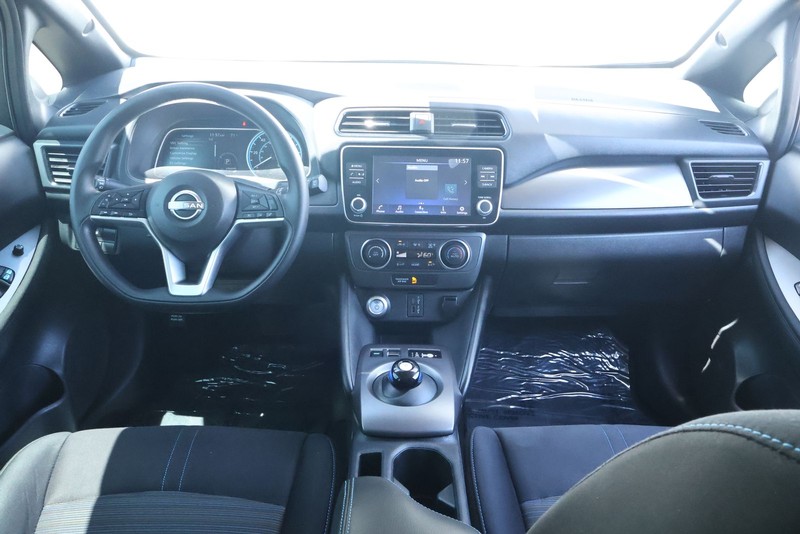 Nissan LEAF Vehicle Full-screen Gallery Image 23