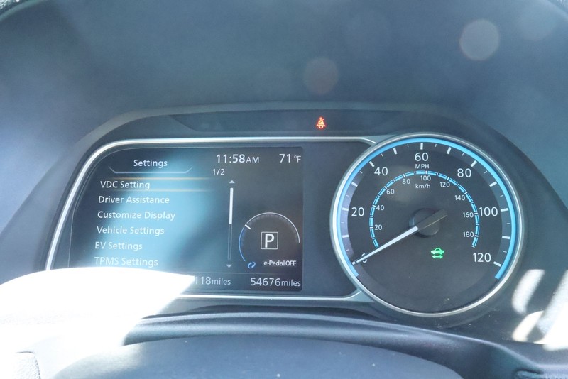 Nissan LEAF Vehicle Full-screen Gallery Image 24