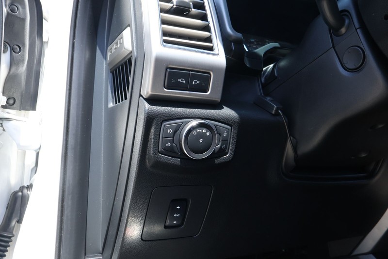Ford F-150 Vehicle Full-screen Gallery Image 21