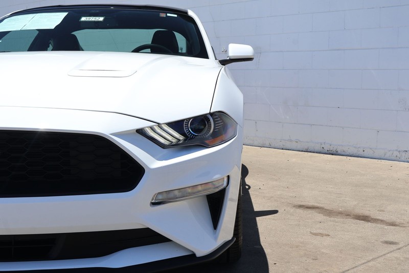 Ford Mustang Vehicle Full-screen Gallery Image 03