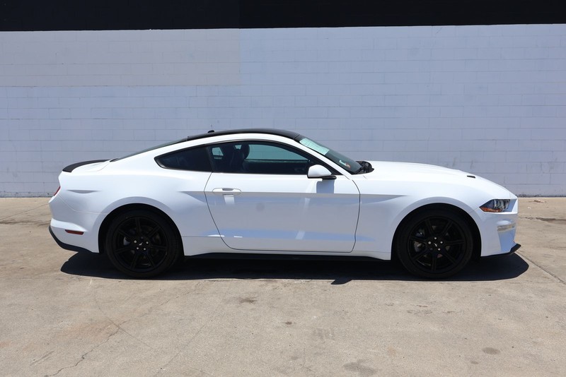 Ford Mustang Vehicle Full-screen Gallery Image 04