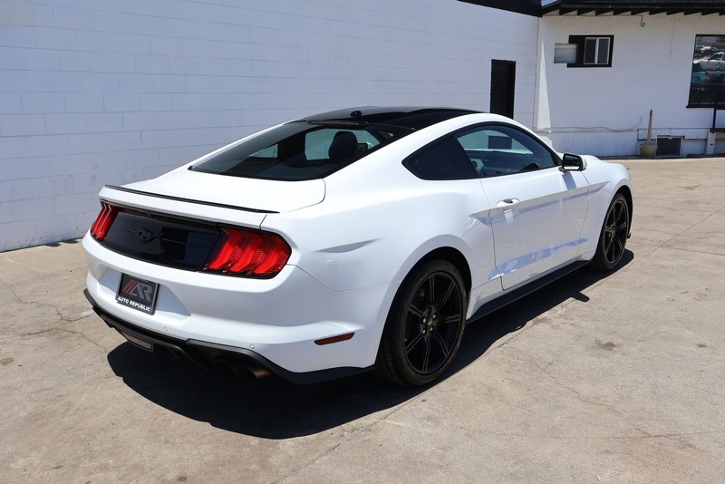Ford Mustang Vehicle Full-screen Gallery Image 05