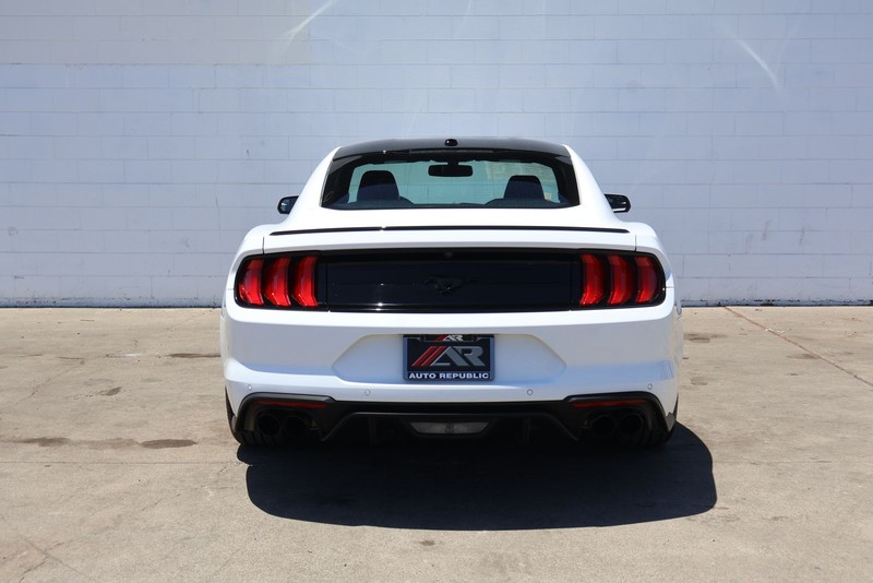Ford Mustang Vehicle Full-screen Gallery Image 06