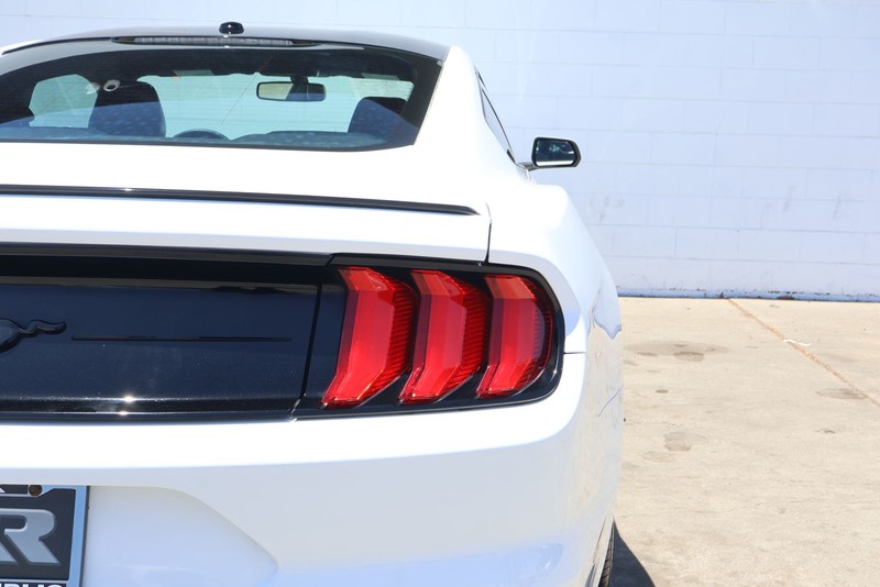 Ford Mustang Vehicle Full-screen Gallery Image 07