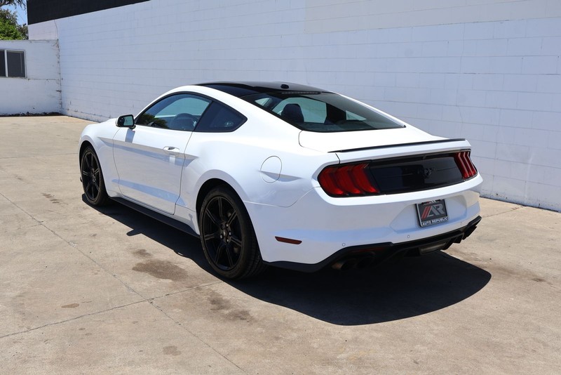 Ford Mustang Vehicle Full-screen Gallery Image 10