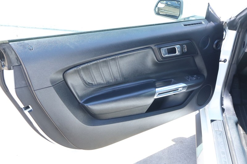 Ford Mustang Vehicle Full-screen Gallery Image 15