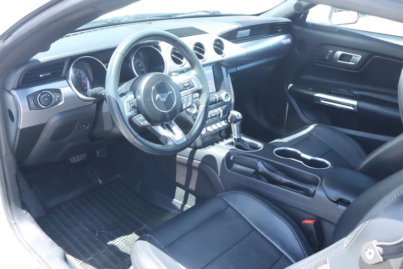 Ford Mustang Vehicle Full-screen Gallery Image 16