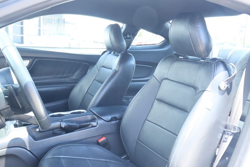 Ford Mustang Vehicle Full-screen Gallery Image 18