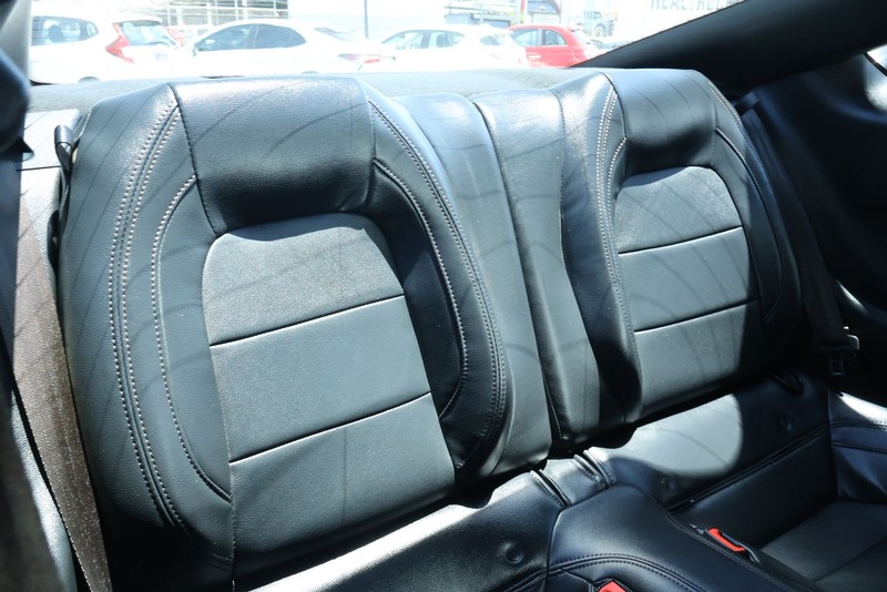 Ford Mustang Vehicle Full-screen Gallery Image 22