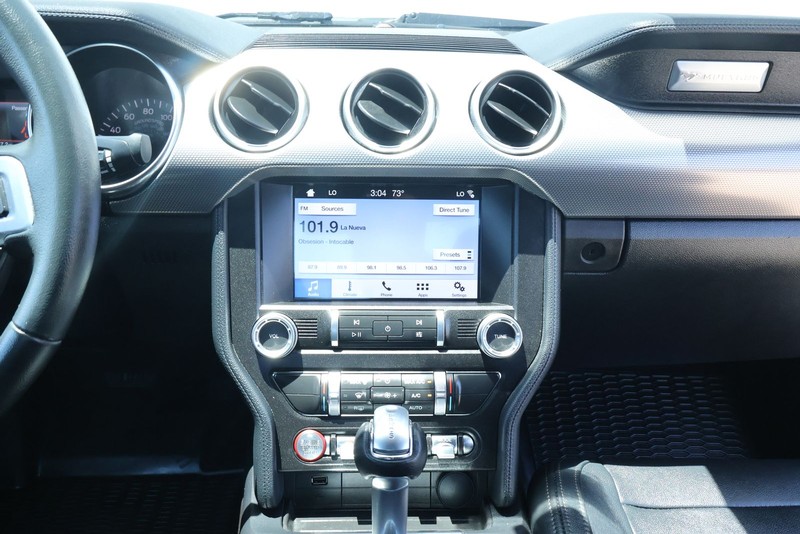 Ford Mustang Vehicle Full-screen Gallery Image 26