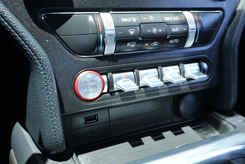 Ford Mustang Vehicle Full-screen Gallery Image 29