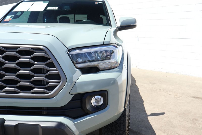 Toyota Tacoma Vehicle Full-screen Gallery Image 04