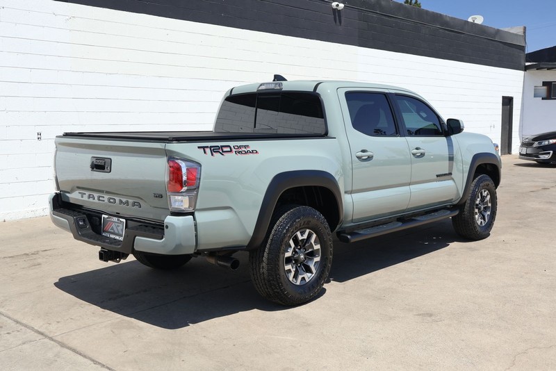 Toyota Tacoma Vehicle Full-screen Gallery Image 05