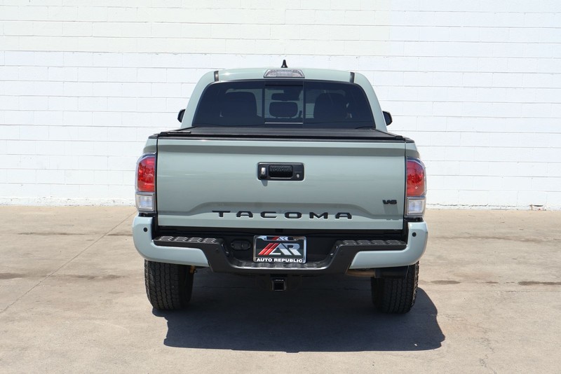 Toyota Tacoma Vehicle Full-screen Gallery Image 06