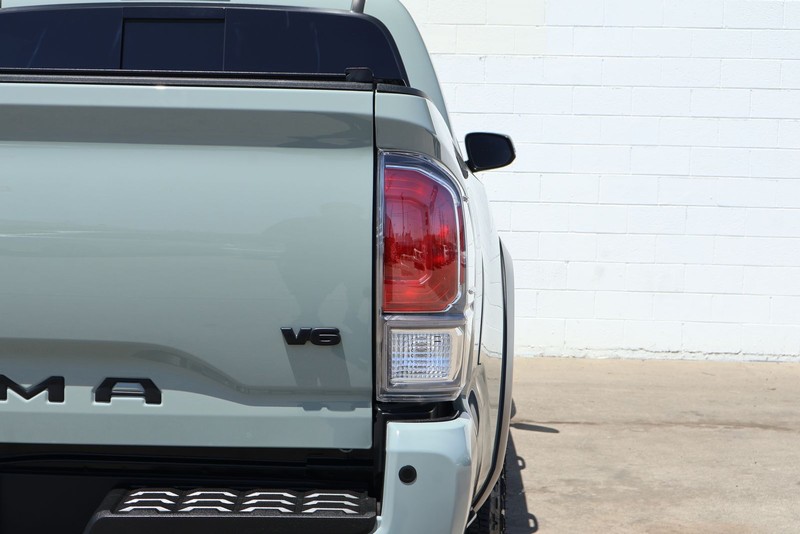 Toyota Tacoma Vehicle Full-screen Gallery Image 07