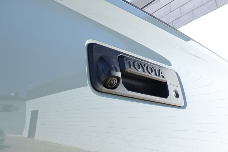 Toyota Tacoma Vehicle Full-screen Gallery Image 08