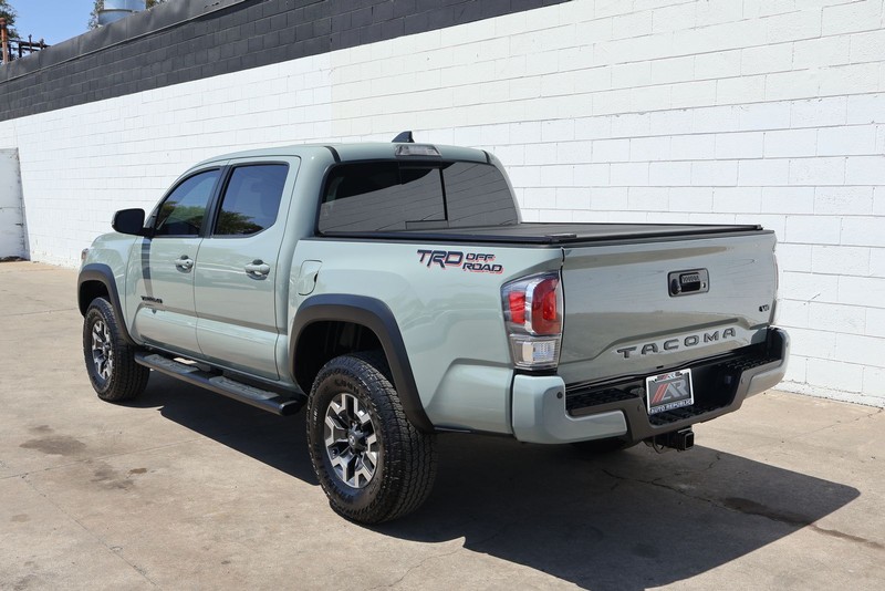 Toyota Tacoma Vehicle Full-screen Gallery Image 12