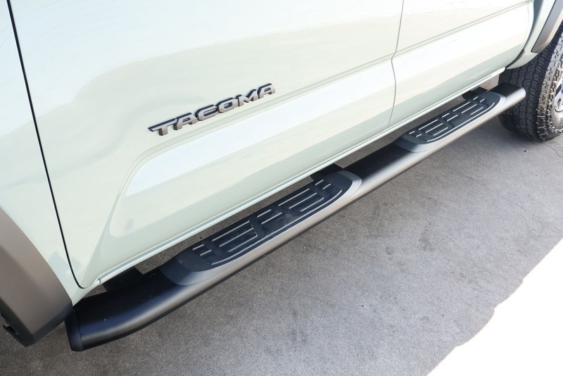 Toyota Tacoma Vehicle Full-screen Gallery Image 15