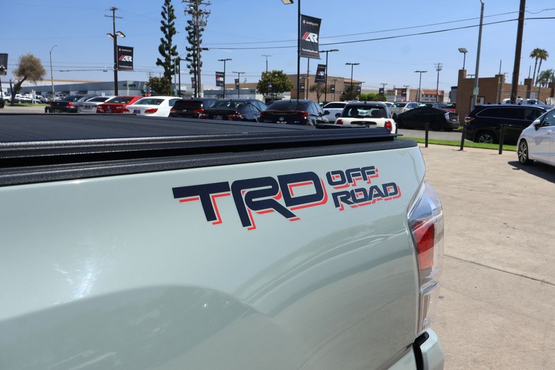 Toyota Tacoma Vehicle Full-screen Gallery Image 16