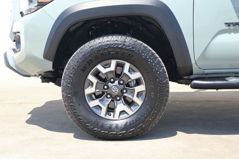 Toyota Tacoma Vehicle Full-screen Gallery Image 18