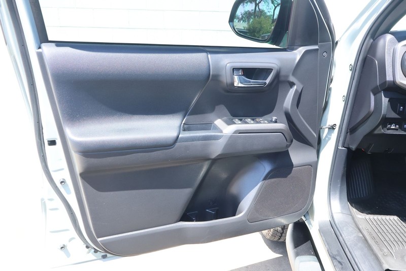 Toyota Tacoma Vehicle Full-screen Gallery Image 19