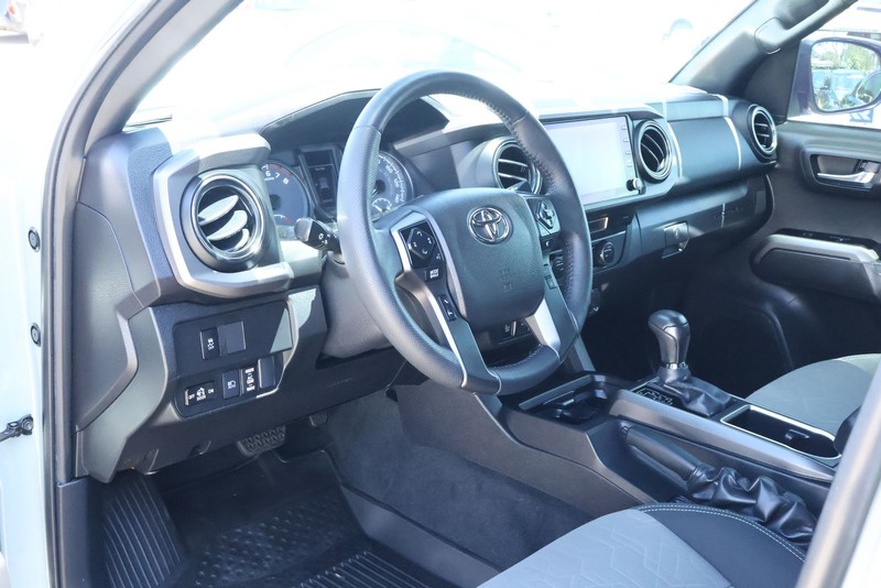 Toyota Tacoma Vehicle Full-screen Gallery Image 20