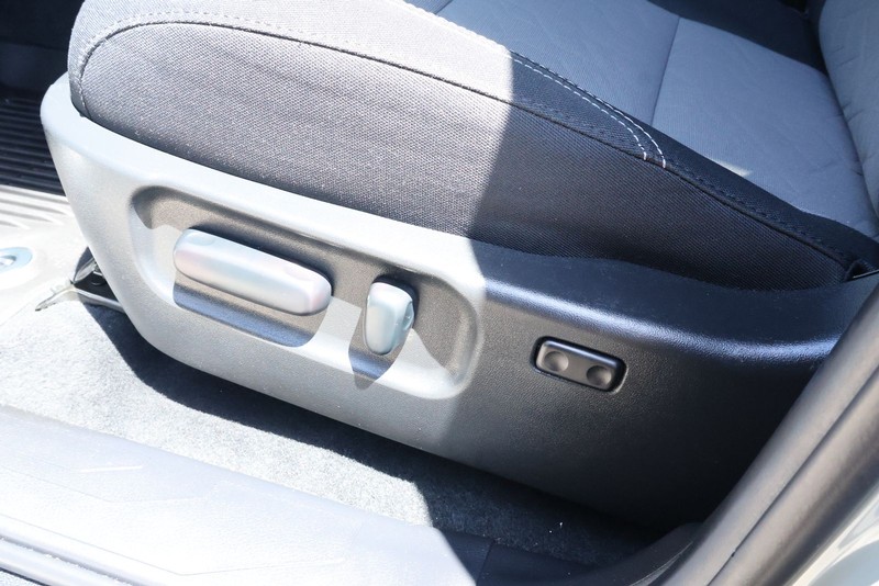 Toyota Tacoma Vehicle Full-screen Gallery Image 21