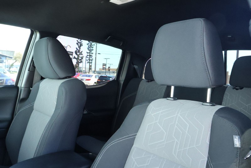 Toyota Tacoma Vehicle Full-screen Gallery Image 23