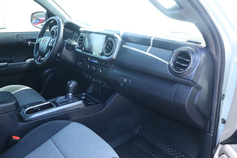 Toyota Tacoma Vehicle Full-screen Gallery Image 24