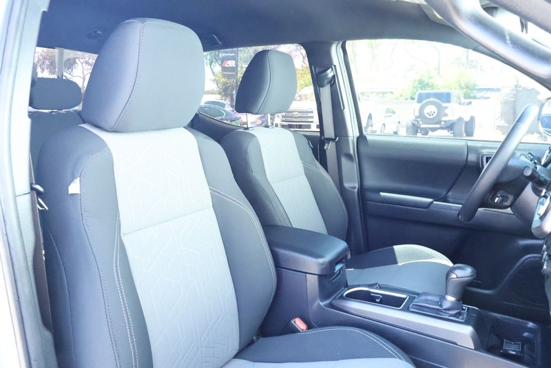 Toyota Tacoma Vehicle Full-screen Gallery Image 25