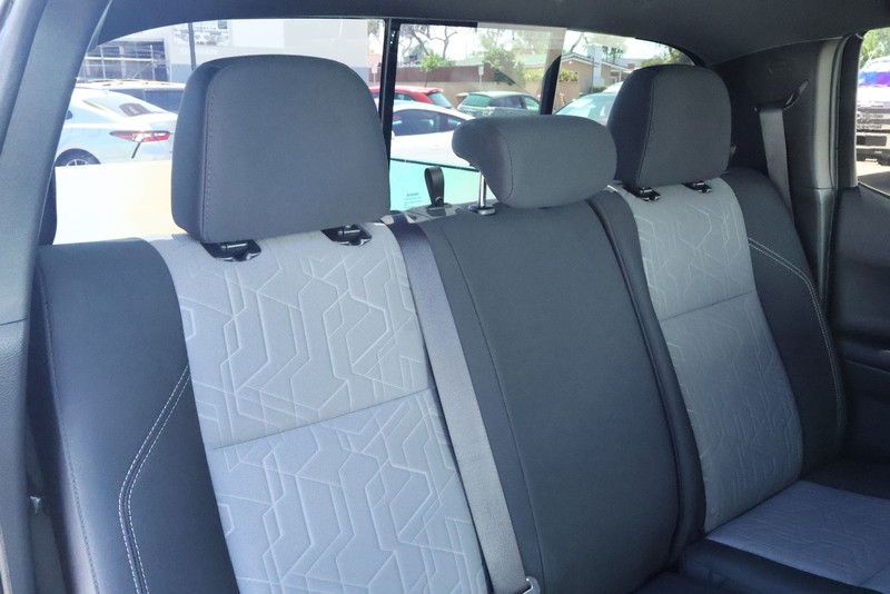 Toyota Tacoma Vehicle Full-screen Gallery Image 26
