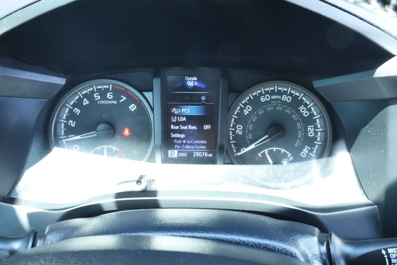 Toyota Tacoma Vehicle Full-screen Gallery Image 29