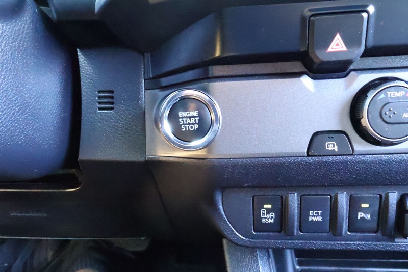 Toyota Tacoma Vehicle Full-screen Gallery Image 31