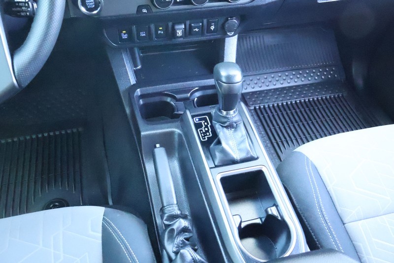 Toyota Tacoma Vehicle Full-screen Gallery Image 34